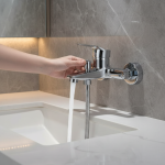 Robinet chaud et froid mural chromé avec deux buses réglables, adapté à une installation facile dans les salles de bains