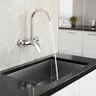 Robinet de cuisine dans le mur