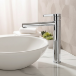 Robinet d&rsquo;eau chaude et froide, robinet de centre commercial de bassin, détails d&rsquo;argent chauds et froids, minimaliste