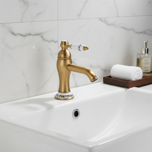Robinets de lavabo de salle de bains rétro européens, mitigeur doré, décoration en céramique, placage chromé, poignée unique, monté sur le pont chaud et froid